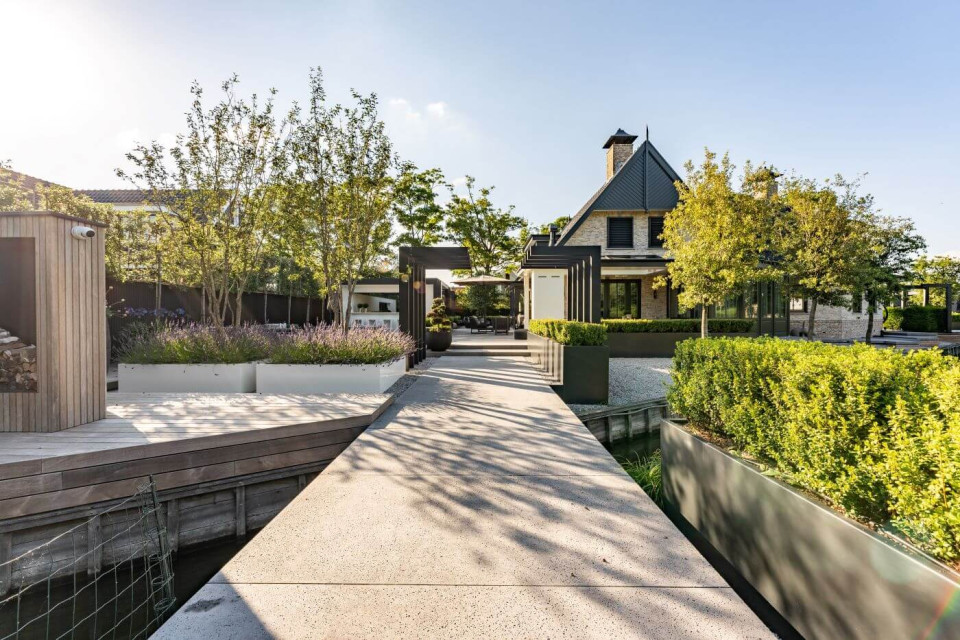 Moderne tuinarchitectuur bij villa tuin in aalsmeer