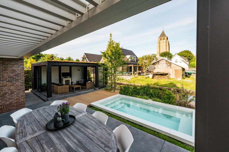 Tuin in Ibiza stijl bij luxe villa in Bergambacht