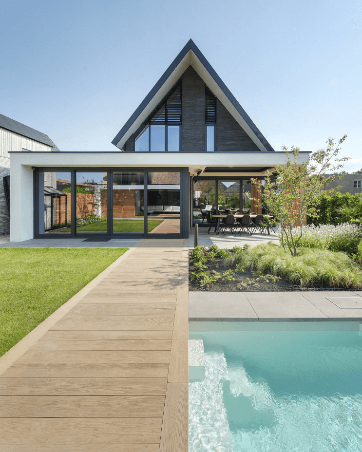 Luxe mediterraanse tuin lichte vlonderplanken villa