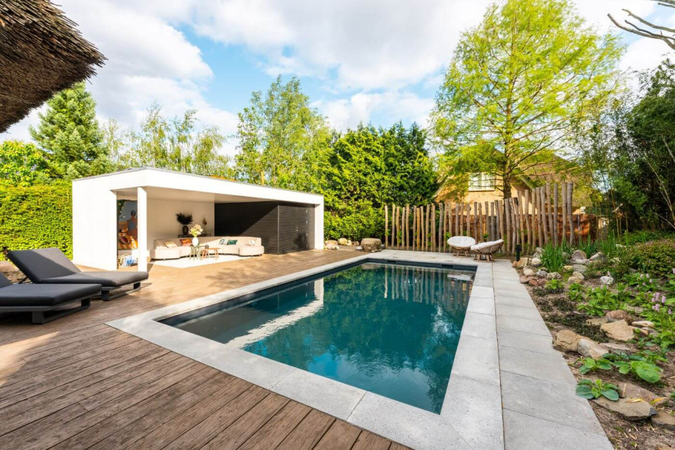 Luxe tuin in Utrecht met een prachtig zwembad en een stijlvol poolhouse