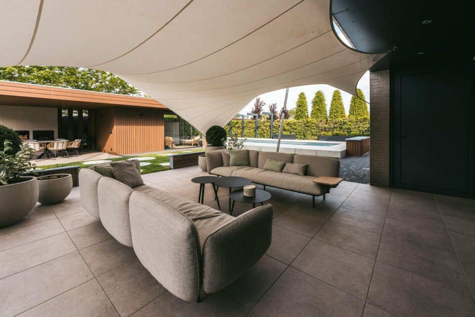Modern tuin ontwerp grote tegels lounge set
