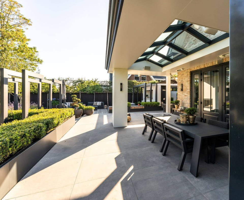 Exclusieve achtertuin in Aalsmeer met veranda en moderne elementen