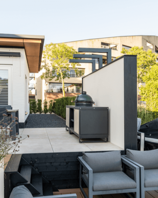 Moderne buitenkeuken op een terras met keramische tegels, ideaal voor koken en ontspannen buiten