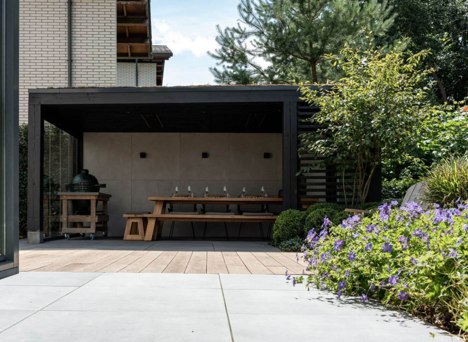 overkapping antraciet strakke tuin dineren tuintafel