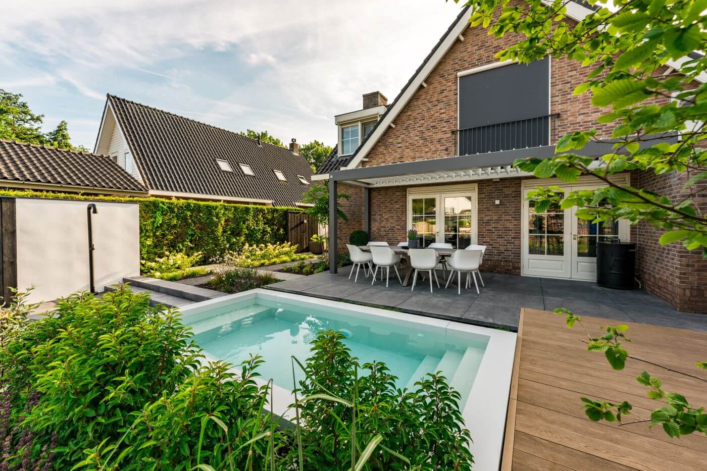 Plungepool en buitendouche bij Ibiza stijl tuin