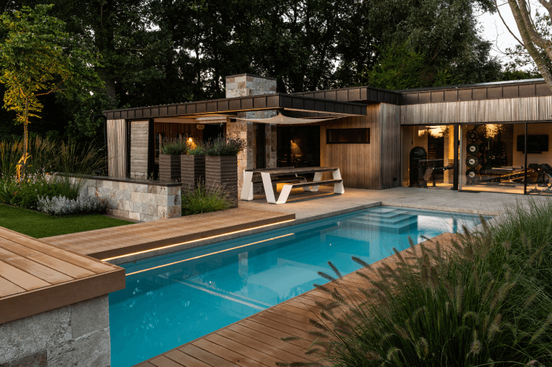 Luxe zwembad met overkapping en priv&eacute; sportschool