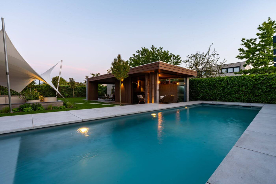 Strakke tuin met moderne afsluitbare overkapping