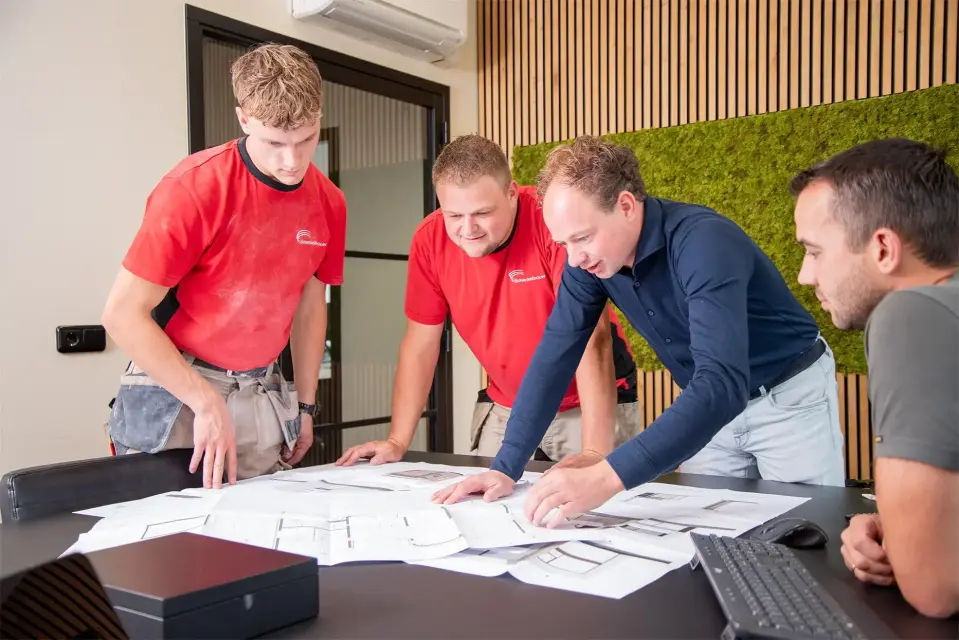 Een bouwteam waarbij Schenkelbouw en VDKVDW samenwerken om het ontwerp van woning en tuin perfect op elkaar af te stemmen