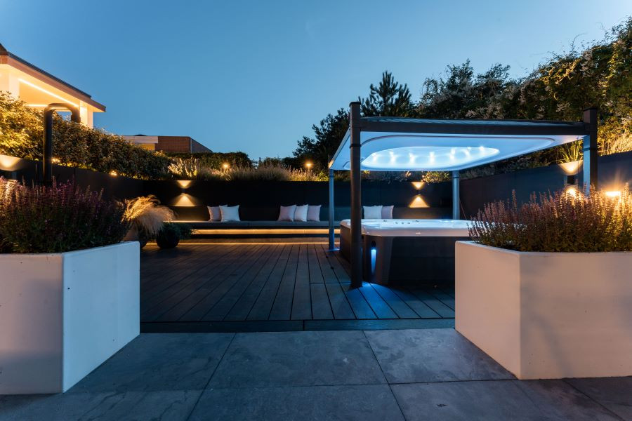 Wellness tuin buitendouche luxe jacuzzi achtertuin